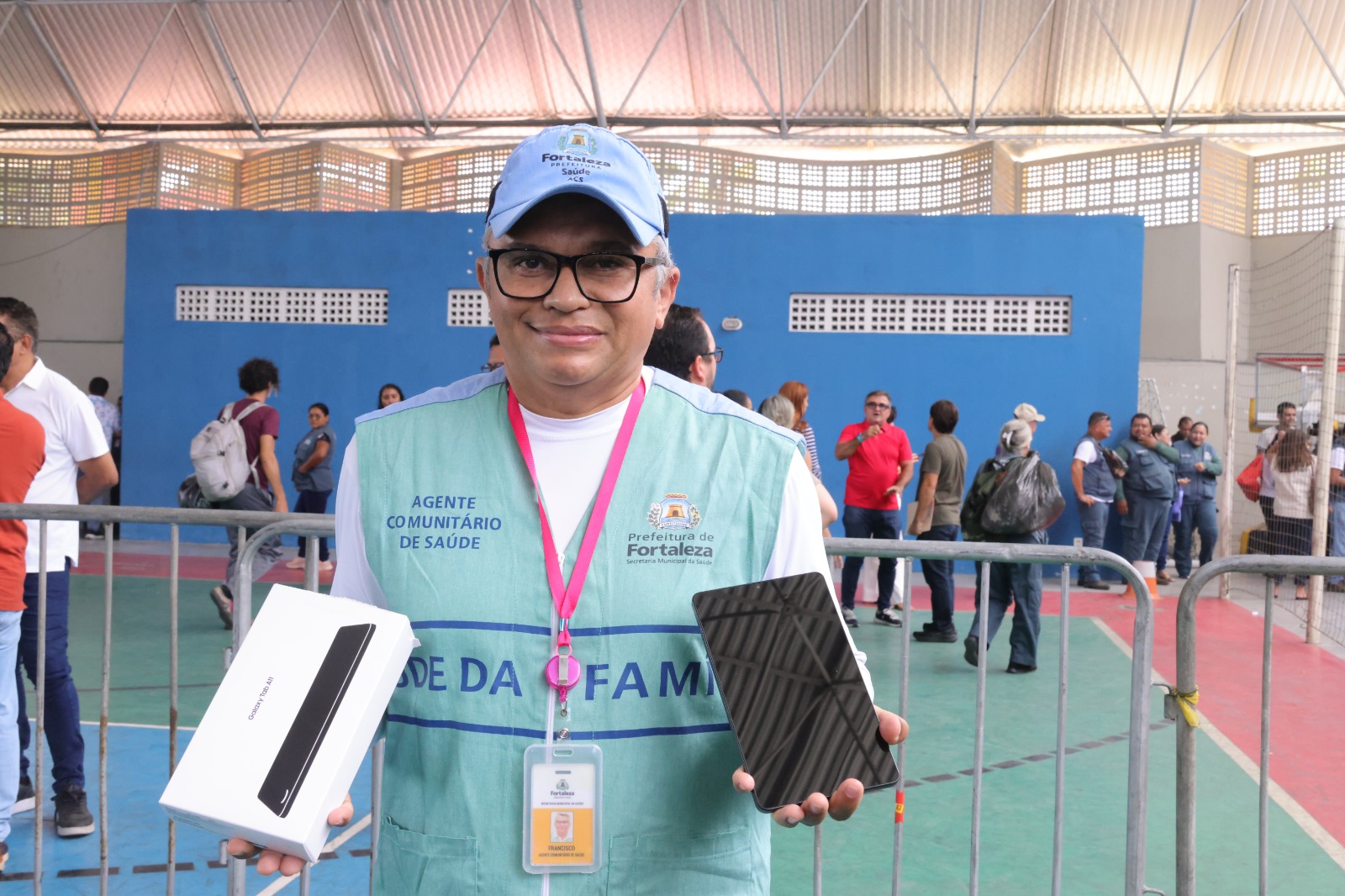 Francisco César posa para a foto com um tablet
